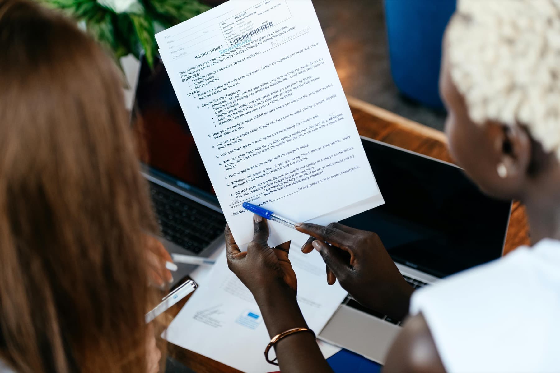 Vakmensen bekijken aanbiedingsdocumenten aan een tafel