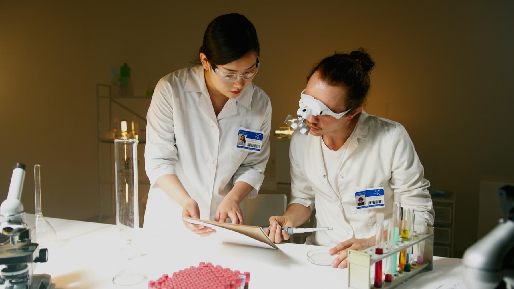 Onderzoekers bekijken notities in een laboratorium